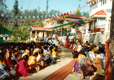 Sai Baba giving vibuti at Kodai, 1994 - phto by Robert Priddy